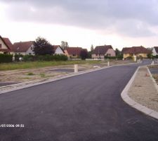 Foto du terrain avec la viabilistaion et les places de parkings