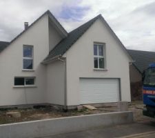 La porte de garage enfin instal&eacute;e