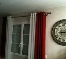 Rideau et voilage de marque Heytens : Monaco rouge et voilage blanc cassé.
