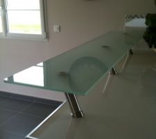 Plan snack bar en verre sécurite 10 mm, collé (collage UV) sur des pieds en inox brossé