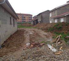 état du chantier sur le coté droit de la maison ( toujours après passage de l'entreprise PERRET)