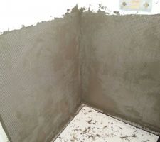 Première couche de l étanchéité pour beton ciré