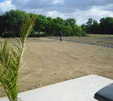 Vue de la terrasse du salon sur notre arrière.la bache est installée pr nos futures plantations