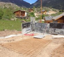 On banche les murs qui vont soutenir la dalle