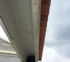 DÉTAIL DU COFFRE ISOLE DU VOLET ROULANT ET DE LA RANGEE DE GENOISE