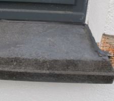 Les pierres bleues des seuils, plutôt noir que bleues!