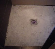 Le bac a douche italienne a carreler nu, faience a presque 1cm.