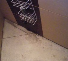 Le bac a douche italienne a carreler nu, faience a presque 1cm. Angle