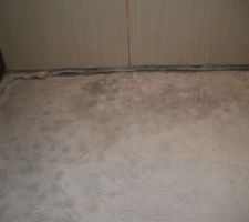 Le bac a douche italienne a carreler nu, faience a presque 1cm.