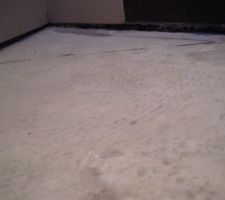 Le bac a douche italienne a carreler nu, faience a presque 1cm.