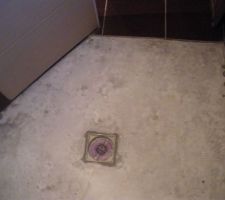 Le bac a douche italienne a carreler nu, faience a presque 1cm.