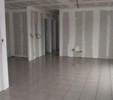 Le salon (vu depuis la cuisine)