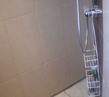 Le bac a douche italienne a carreler nu, faience a presque 1cm.