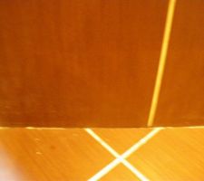 Entre la faience et le sol.