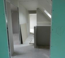 Couloir du haut vu de la salle de bain