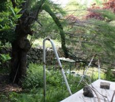 Vue depuis la fa&ccedil;ade du voisin, autant dire que s'il ouvre il est chez moi....
va y avoir de la plantation!