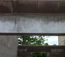 Les gravures à l' entrée du garage! ça commence bien...