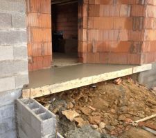 Dalle devant la porte faite par mon ch&eacute;ri car celle ci n'est pas comprise avec la maison