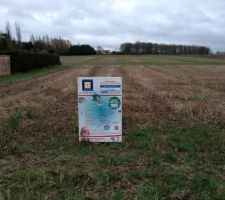 Ca y est, le panneau est sur le terrain.