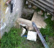 Heureusement que ce n'est pas l'hiver... le compteur d'eau n'a pas été recouvert comme il était au début du chantier....