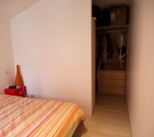 Chambre et dressing au fond
