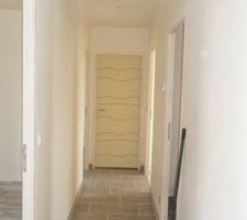 Couloir avec porte des WC