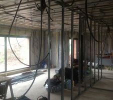 Mise en place des cloisons séparatives jusqu'au plafond pour éviter le transfert du son entre le salon et les chambres