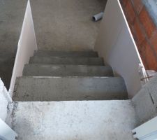 Escaliers qui vont de la cuisine au garage