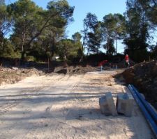VRD en cours, en face notre terrain (là ou il y a les 2 gros godets)
