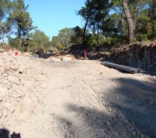 Sur la droite notre terrain. Voyez la roche ils ont pas eu besoin de brise-roche...pour toute la voirie, juste la pelle (du tractopelle bien-s&ucirc;r! lol)