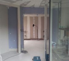 A gauche dressing, en face double porte à galandage chambre 1