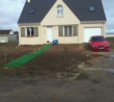 Peinture volets devant et allée fausse pelouse en attendant de retourner le terrain pour le mettre à plat pour faire une vraie allée