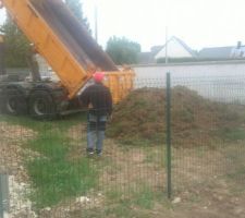 Enfin une livraison de 2 camions de terre (en attendant les suivants) offert et très belle car on attendant toujours notre constructeur