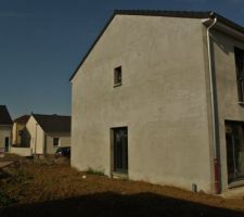 Le jardin latéral au soleil ;)