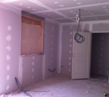 Pour vous donner un aper&ccedil;u de l'int&eacute;rieur AUJOURD'HUI (Fin mai 2013): ici c'est la cuisine, avec la porte du cellier, mais le reste est &agrave; l'avenant.
Les cloisons sont faites, mais on voitt par exemple qu'il n'y a pas les menuiseries.