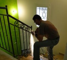 Installation de la rambarde dans l'escalier