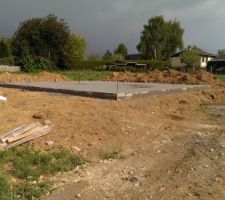 Dalle coul&eacute; dans la journ&eacute;e. Nous voulions &ecirc;tre l&agrave; au moment du coulage. Le constructeur nous a dit qu'elle avait &eacute;t&eacute; coul&eacute; la veille ... faux