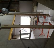 Vue depuis la mezzanine sur l'entrée et le bureau, sauf que je suis dans la SdB