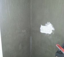 Barbotine sur plaque inox de la douche avant application b&eacute;ton cir&eacute;