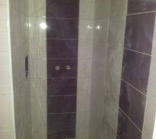 Faience de la douche italienne en cours.....il manque les joints.