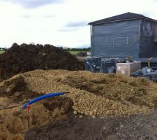 Quel bazar sur notre terrain ... Des terres des cailloux et tout ce qu'il faut pour faire la voirie...?