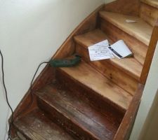 Ponçage de mon escalier en bois, menant aux combles habitables.