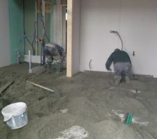 Les carreleurs en action