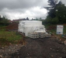 Enfin une livraison de matériaux... complètement logique de livré le vendredi surtout quand on ne vient pas la semaine d'après