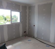 Chambre de notre gars, les bandes y sont finies
