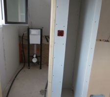Vue sur WC étage. comme il était grand, nous avons mis une cloison pour futures étagères vers la mezzanine