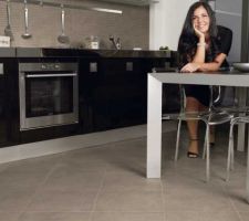 Fashion colonial en pose oblique dans une cuisine (photo magazine)