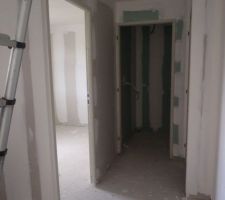 Couloir desservant bureau, toilette de bas   salle d'eau