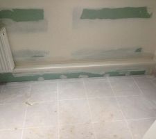 Coffrage des gaines d'arrivées d'eau dans la salle de bain