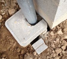 Premier tabouret "fini" avec un trou caché grossièrement par un bout de béton !